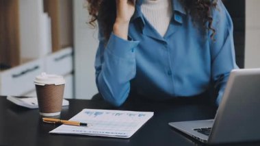 Kadın fincan kahve ve cep telefonu ile