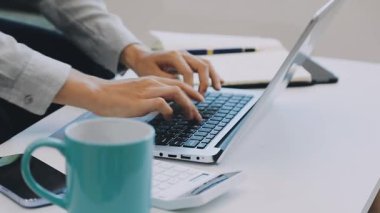 Ofiste bilgisayarla çalışan genç iş adamı.