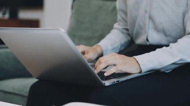 joven que trabaja con el portátil en casa