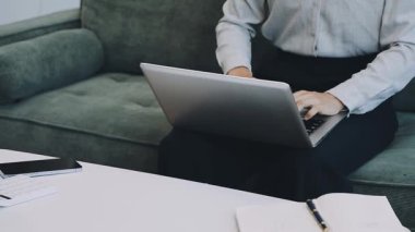 dizüstü bilgisayar üzerinde çalışan genç adam.