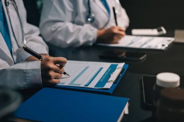 Profesyonel doktorlardan oluşan bir ekip ofisinde toplantı yapıyor.