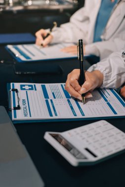 Profesyonel doktorlardan oluşan bir ekip ofisinde toplantı yapıyor.