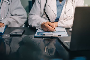 Profesyonel doktorlardan oluşan bir ekip ofisinde toplantı yapıyor.