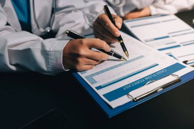 Profesyonel doktorlardan oluşan bir ekip ofisinde toplantı yapıyor.