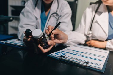 Profesyonel doktorlardan oluşan bir ekip ofisinde toplantı yapıyor.