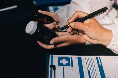 Profesyonel doktorlardan oluşan bir ekip ofisinde toplantı yapıyor.