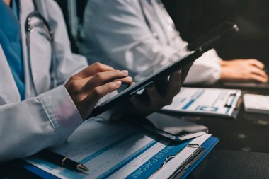 Profesyonel doktorlardan oluşan bir ekip ofisinde toplantı yapıyor.