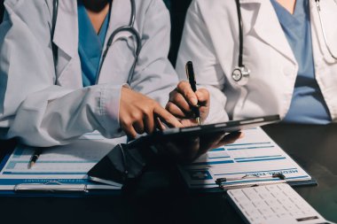 Profesyonel doktorlardan oluşan bir ekip ofisinde toplantı yapıyor.