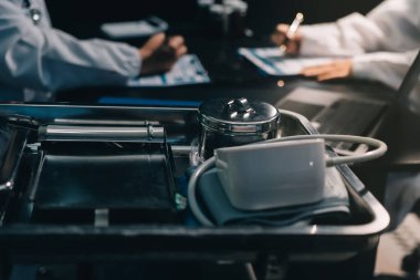 Profesyonel doktorlardan oluşan bir ekip ofisinde toplantı yapıyor.