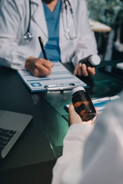 Profesyonel doktorlardan oluşan bir ekip ofisinde toplantı yapıyor.