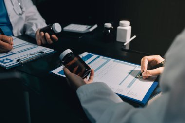 Profesyonel doktorlardan oluşan bir ekip ofisinde toplantı yapıyor.