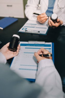 Profesyonel doktorlardan oluşan bir ekip ofisinde toplantı yapıyor.