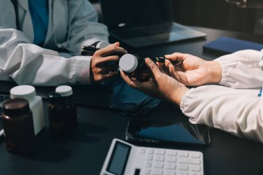 Profesyonel doktorlardan oluşan bir ekip ofisinde toplantı yapıyor.