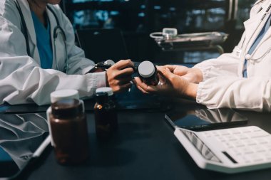 Profesyonel doktorlardan oluşan bir ekip ofisinde toplantı yapıyor.