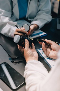 Profesyonel doktorlardan oluşan bir ekip ofisinde toplantı yapıyor.