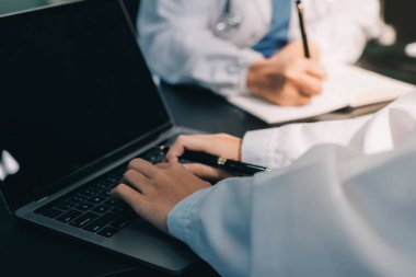 Profesyonel doktorlardan oluşan bir ekip ofisinde toplantı yapıyor.