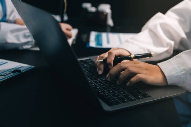 Profesyonel doktorlardan oluşan bir ekip ofisinde toplantı yapıyor.