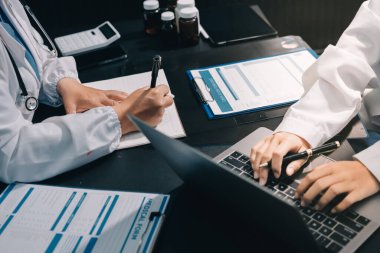 Profesyonel doktorlardan oluşan bir ekip ofisinde toplantı yapıyor.