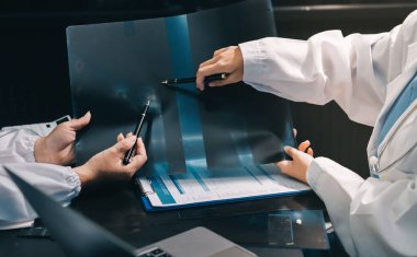 Profesyonel doktorlardan oluşan bir ekip ofisinde toplantı yapıyor.