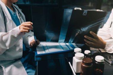 Profesyonel doktorlardan oluşan bir ekip ofisinde toplantı yapıyor.