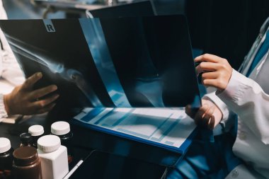 Profesyonel doktorlardan oluşan bir ekip ofisinde toplantı yapıyor.