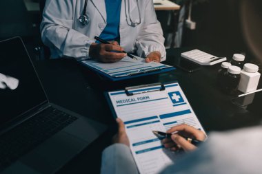 Profesyonel doktorlardan oluşan bir ekip ofisinde toplantı yapıyor.