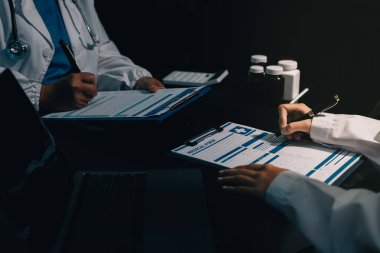 Profesyonel doktorlardan oluşan bir ekip ofisinde toplantı yapıyor.