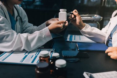 Profesyonel doktorlardan oluşan bir ekip ofisinde toplantı yapıyor.