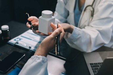 Profesyonel doktorlardan oluşan bir ekip ofisinde toplantı yapıyor.