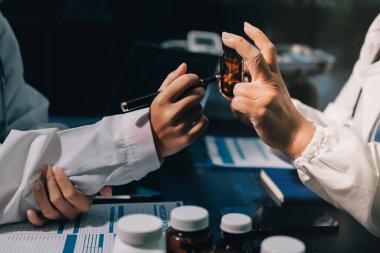 Profesyonel doktorlardan oluşan bir ekip ofisinde toplantı yapıyor.