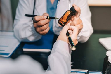 Profesyonel doktorlardan oluşan bir ekip ofisinde toplantı yapıyor.