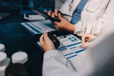 Profesyonel doktorlardan oluşan bir ekip ofisinde toplantı yapıyor.