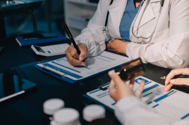 Profesyonel doktorlardan oluşan bir ekip ofisinde toplantı yapıyor.