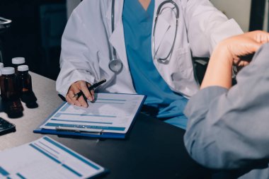 Doktor, hasta ve el bileğinde nabız var. Kan basıncı, sağlık veya hastanede danışmanlık için. Kadın tıp uzmanı, siyahi kadın veya klinikte sağlık hizmetleri, danışmanlık veya test için yardım eli