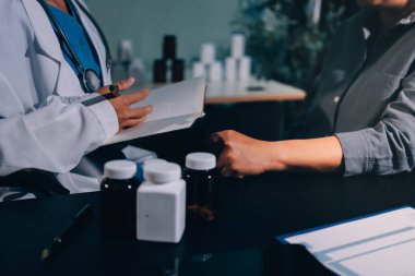 Doktor, hasta ve el bileğinde nabız var. Kan basıncı, sağlık veya hastanede danışmanlık için. Kadın tıp uzmanı, siyahi kadın veya klinikte sağlık hizmetleri, danışmanlık veya test için yardım eli