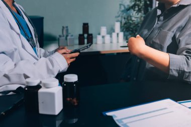 Doktor, hasta ve el bileğinde nabız var. Kan basıncı, sağlık veya hastanede danışmanlık için. Kadın tıp uzmanı, siyahi kadın veya klinikte sağlık hizmetleri, danışmanlık veya test için yardım eli