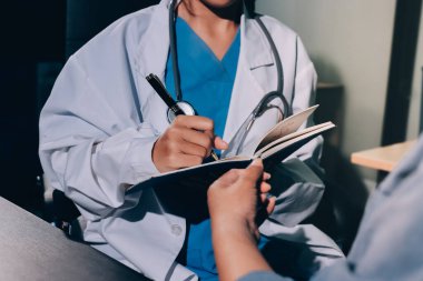 Doktor, hasta ve el bileğinde nabız var. Kan basıncı, sağlık veya hastanede danışmanlık için. Kadın tıp uzmanı, siyahi kadın veya klinikte sağlık hizmetleri, danışmanlık veya test için yardım eli