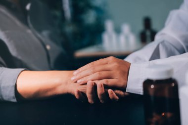 Kadın doktor ya da kadın sağlık personeli el ele tutuşarak, hastaya veya akrabalarına cesaret vererek, kadın sağlık görevlisi, doktor, terapist, tıp çalışanı kavramını benimsemiştir.