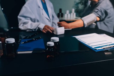 Doktorun kan basıncını ölçtüğü yakın plan.