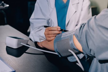 Doktorun kan basıncını ölçtüğü yakın plan.