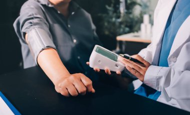 Doktorun kan basıncını ölçtüğü yakın plan.