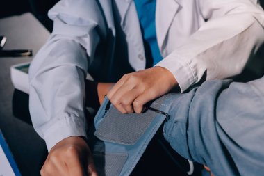 Doktorun kan basıncını ölçtüğü yakın plan.