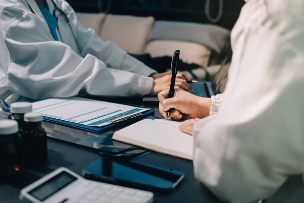 Команда профессиональных врачей, имеющих встречу в офисе
