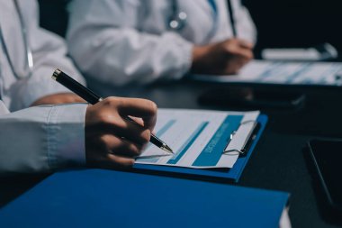 Profesyonel doktorlardan oluşan bir ekip ofisinde toplantı yapıyor.