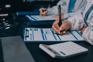 Profesyonel doktorlardan oluşan bir ekip ofisinde toplantı yapıyor.