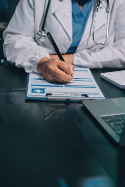 Profesyonel doktorlardan oluşan bir ekip ofisinde toplantı yapıyor.