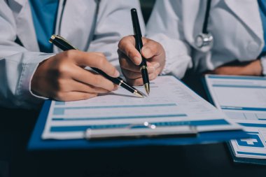 Profesyonel doktorlardan oluşan bir ekip ofisinde toplantı yapıyor.