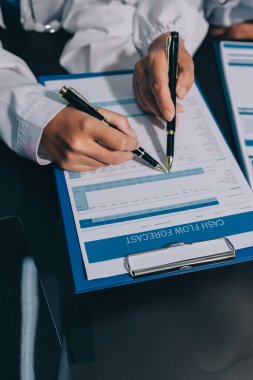 Profesyonel doktorlardan oluşan bir ekip ofisinde toplantı yapıyor.