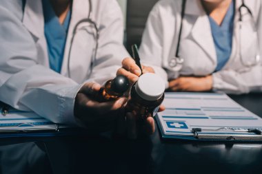 Profesyonel doktorlardan oluşan bir ekip ofisinde toplantı yapıyor.