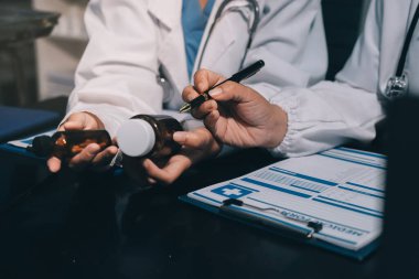 Profesyonel doktorlardan oluşan bir ekip ofisinde toplantı yapıyor.